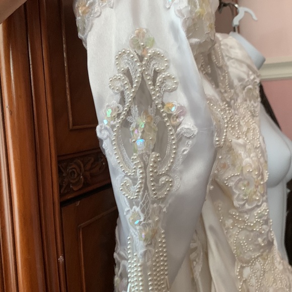 Gorgeous Victorian style wedding gown and hat/veil - Picture 7 of 12